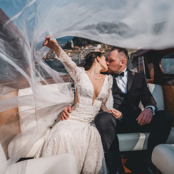 Młoda para na łodzi, romantyczny moment. sesja nad jeziorem Como w motorówce