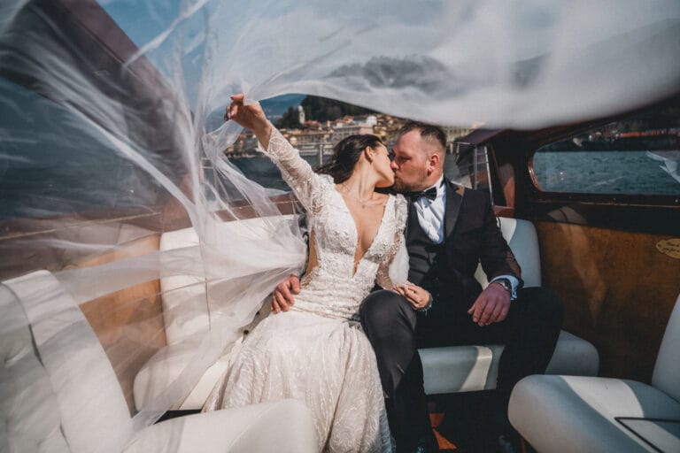 Młoda para na łodzi, romantyczny moment. sesja nad jeziorem Como w motorówce